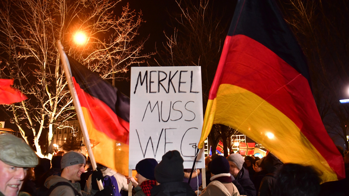 Διαδηλωτές έξω από το γραφείο της Μέρκελ: «Έχεις αίμα στα χέρια σου»